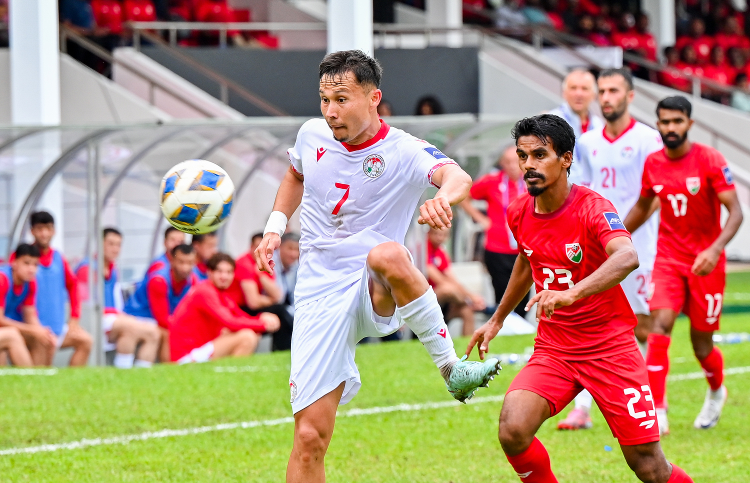 އޭޝިއަން ކަޕް ކޮލިފައިންގައި ރާއްޖެއާ ތަޖިކިސްތާން ބައްދަލުކުރި މެޗުގައި ތަޖިކިސްތާން ކުޅުންތެރިން ބޯޅަ ފޮނުވާލަނީ --- މިހާރު ފޮޓޯ/ނިޝާން އަލީ