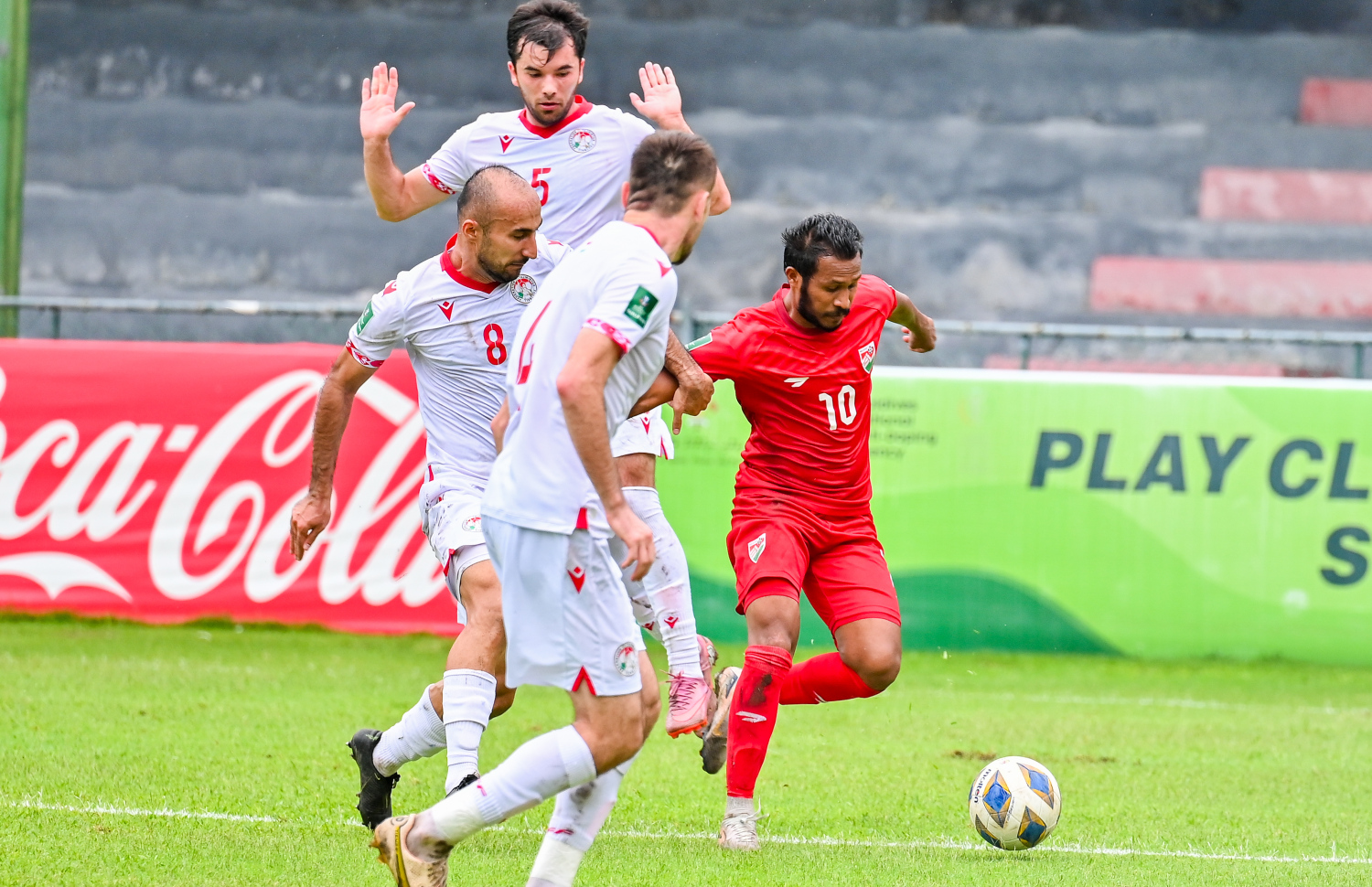 ތަޖިކިސްތާން ކުޅުންތެރިން ކައިރިން ބޯޅަ ހިފައިގެން ހަމްޒާ މުހައްމަދު (ހަމްޕު) ދާން މަސައްކަތް ކުރަނީ --- މިހާރު ފޮޓޯ/ނިޝާން އަލީ