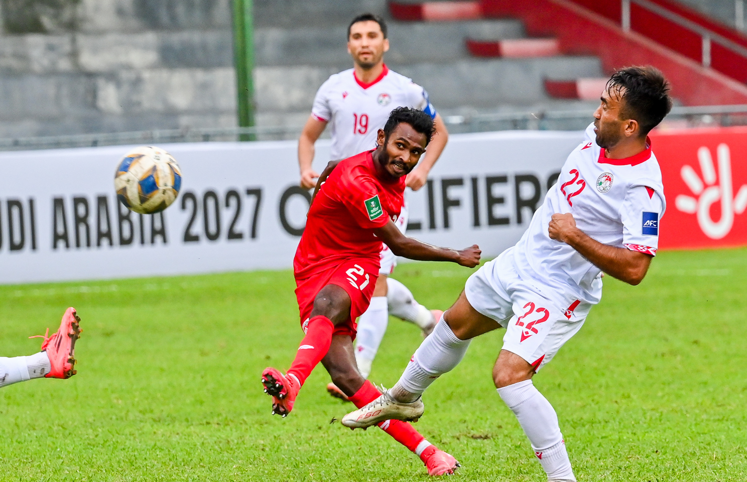 ތަޖިކިސްތާނުން ދެ ކުޅުންތެރިން ކައިރިން ނައްޓާލުމަށްފަހު ރާއްޖޭގެ 21 ނަންބަރު މުހައްމަދު ނައިމް ބޯޅަ ތަޖިކިސްތާން ގޯލަށް ފޮނުވާލަނީ --- މިހާރު ފޮޓޯ/ނިޝާން އަލީ