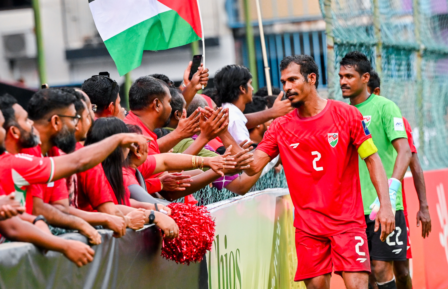 އޭޝިއަން ކަޕް ކޮލިފައިންގައި ރާއްޖެ އާއި ތަޖިކިސްތާން ބައްދަލުކުރި މެޗަށްފަހު ޓީމު ކުޅުންތެރިން ސަޕޯޓަރުންނާ ސަލާންކުރަނީ --- މިހާރު ފޮޓޯ/ނިޝާން އަލީ