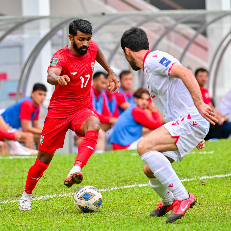 އޭޝިއަން ކަޕް ކޮލިފައިންގައި ރާއްޖެއާ ތަޖިކިސްތާން ބައްދަލުކުރި މެޗުގައި ރާއްޖޭގެ އިބްރާހިމް މަހުދީ ބޯޅަ ހިފައިގެން ކުރިއަށް ދާން މަސައްކަތްކުރަނީ --- މިހާރު ފޮޓޯ/ނިޝާން އަލީ