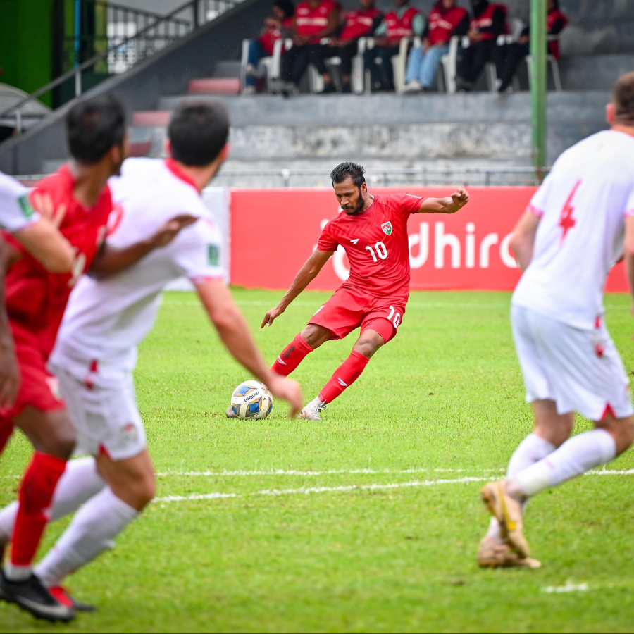 ތަޖިކިސްތާން ރާއްްޖެ ބައްދަލުކުރި މެޗުގައި ހަމްޒާ މުހައްމަދު (ހަމްޕު) ބޯޅަ ފޮނުވާލަނީ --- މިހާރު ފޮޓޯ/ނިޝާން އަލީ