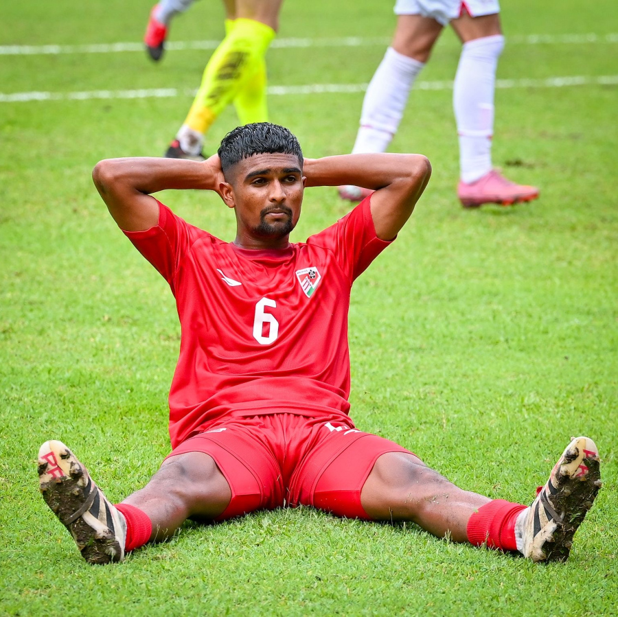 މެޗުގައި ރާއްޖެއަށް ލިބުނު އެންމެ ރަނގަޅު ފުރުސަތުގައި ފޮނުވާލި ބޯޅަ ގޯލަށް ނުވަނުމުން އައިހަމް ދަނޑުމަތީ މަޑުކޮށްލައިގެން --- މިހާރު ފޮޓޯ/ނިޝާން އަލީ