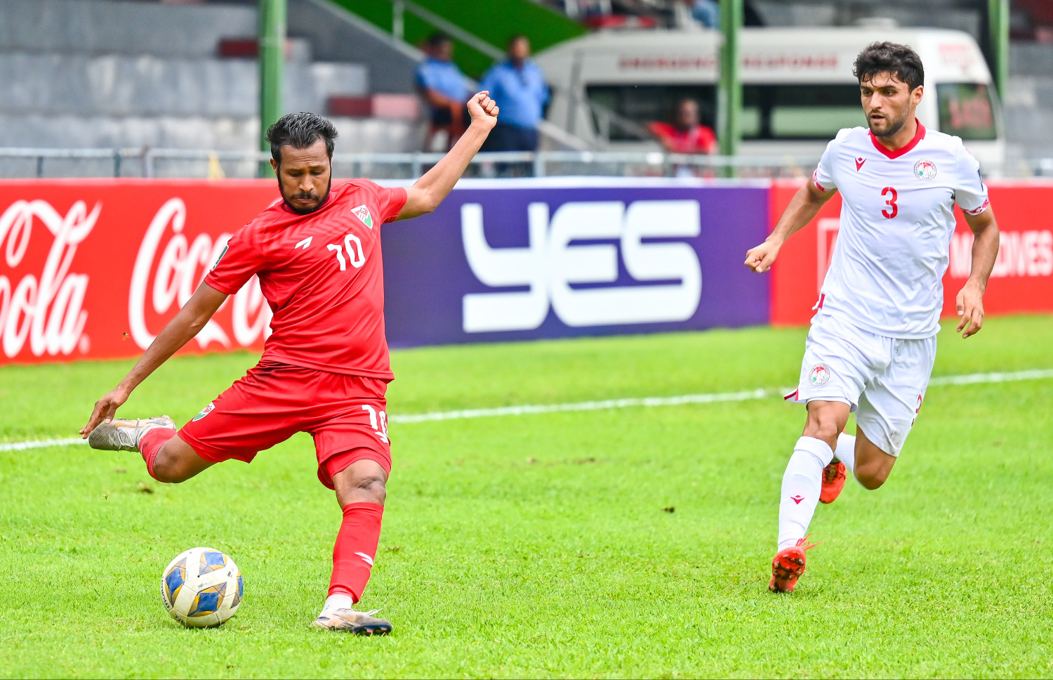 ތަޖިކިސްތާން ރާއްްޖެ ބައްދަލުކުރި މެޗުގައި ހަމްޒާ މުހައްމަދު (ހަމްޕު) ބޯޅަ ފޮނުވާލަނީ --- މިހާރު ފޮޓޯ/ފަޔާޒް މޫސާ