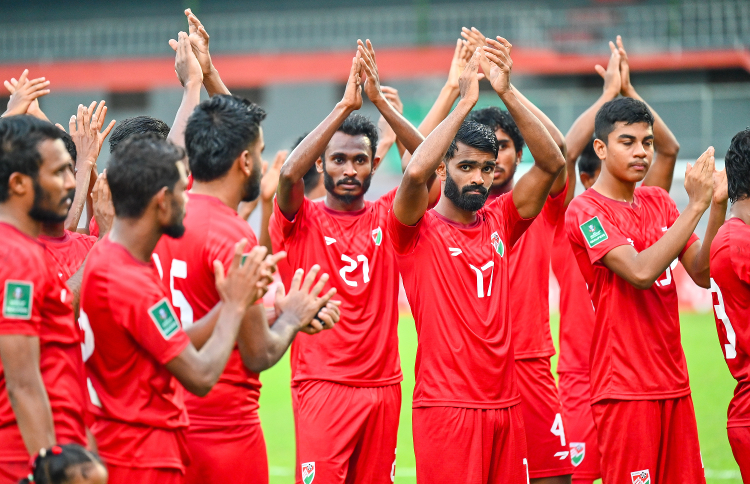 އޭޝިއަން ކަޕް ކޮލިފައިންގައި ރާއްޖެ އާއި ތަޖިކިސްތާން ބައްދަލުކުރި މެޗަށްފަހު ދިވެހި ގައުމީ ޓީމު ކުޅުންތެރިން ސަޕޯޓަރުންނަށް ޝުކުރު އަދާކުރުމުގެ ގޮތުން އަތްޖަހަނީ: އެ މެޗު 3-0 ލަނޑުން ކާމިޔާބުކުރީ ތަޖިކިސްތާންގެ ޓީމުން --- މިހާރު ފޮޓޯ/ފަޔާޒު މޫސާ