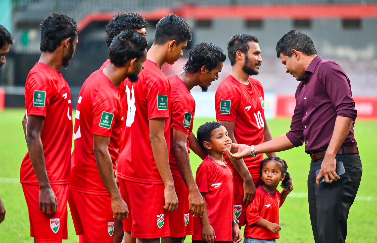 އޭޝިއަން ކަޕް ކޮލިފައިންގައި ރާއްޖެ އާއި ތަޖިކިސްތާން ބައްދަލުކުރި މެޗަށްފަހު ނައިބު ރައީސް ހުސެއިން މުހައްމަދު ލަތީފް ކުޅުންތެރިންނާ ސަލާން ކުރައްވަނީ  --- މިހާރު ފޮޓޯ/ފަޔާޒު މޫސާ