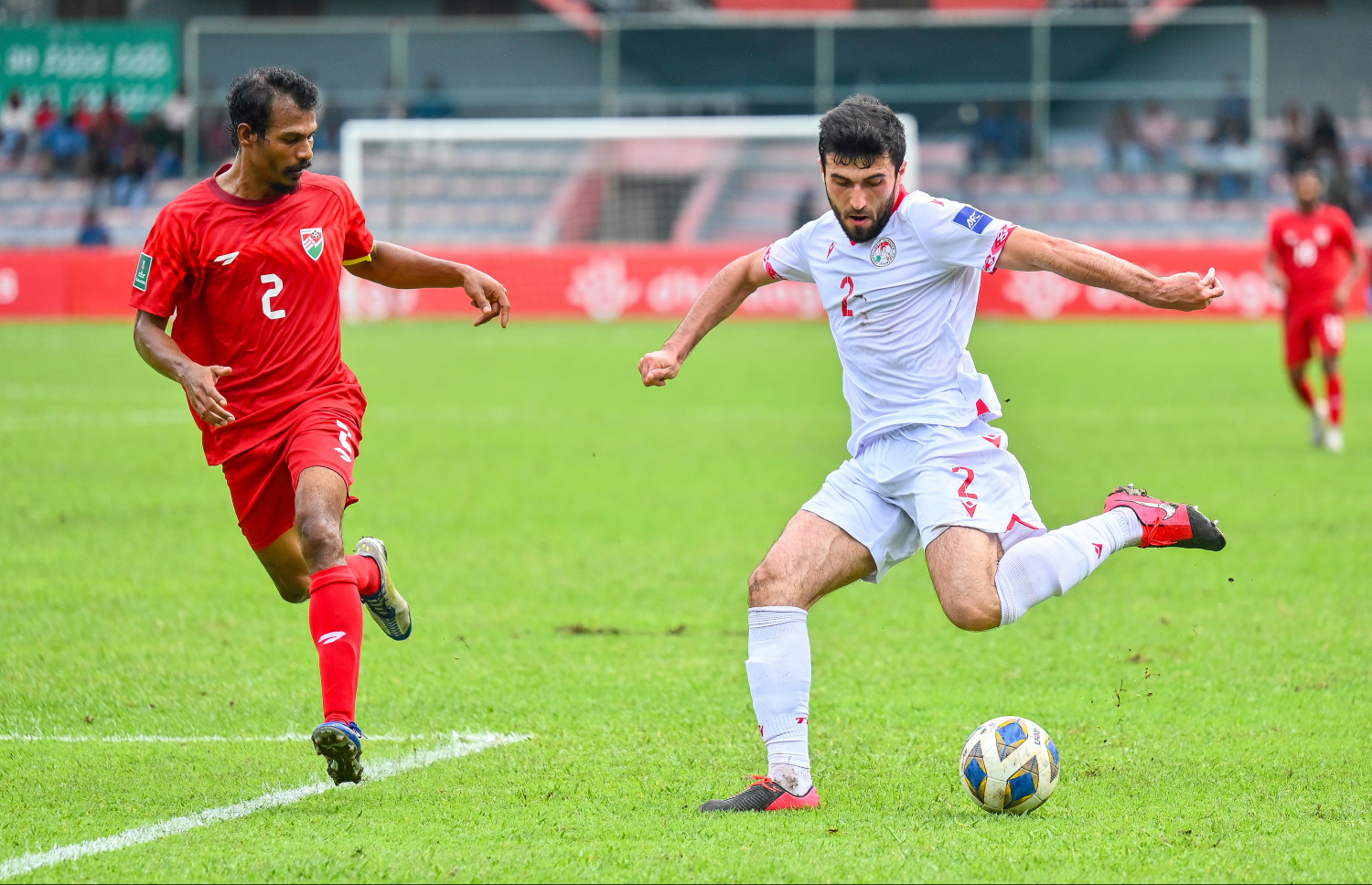 ތަޖިކިސްތާން ޓީމް ކުޅުންތެރިޔާ އަތުން ބޯޅަ ހޯދަން ރާއްޖޭ ޓީމްގެ ކެޕްޓަން އަލީ ސަމޫހް މަސައްކަތް ކުރަނީ --- މިހާރު ފޮޓޯ/ފަޔާޒު މޫސާ