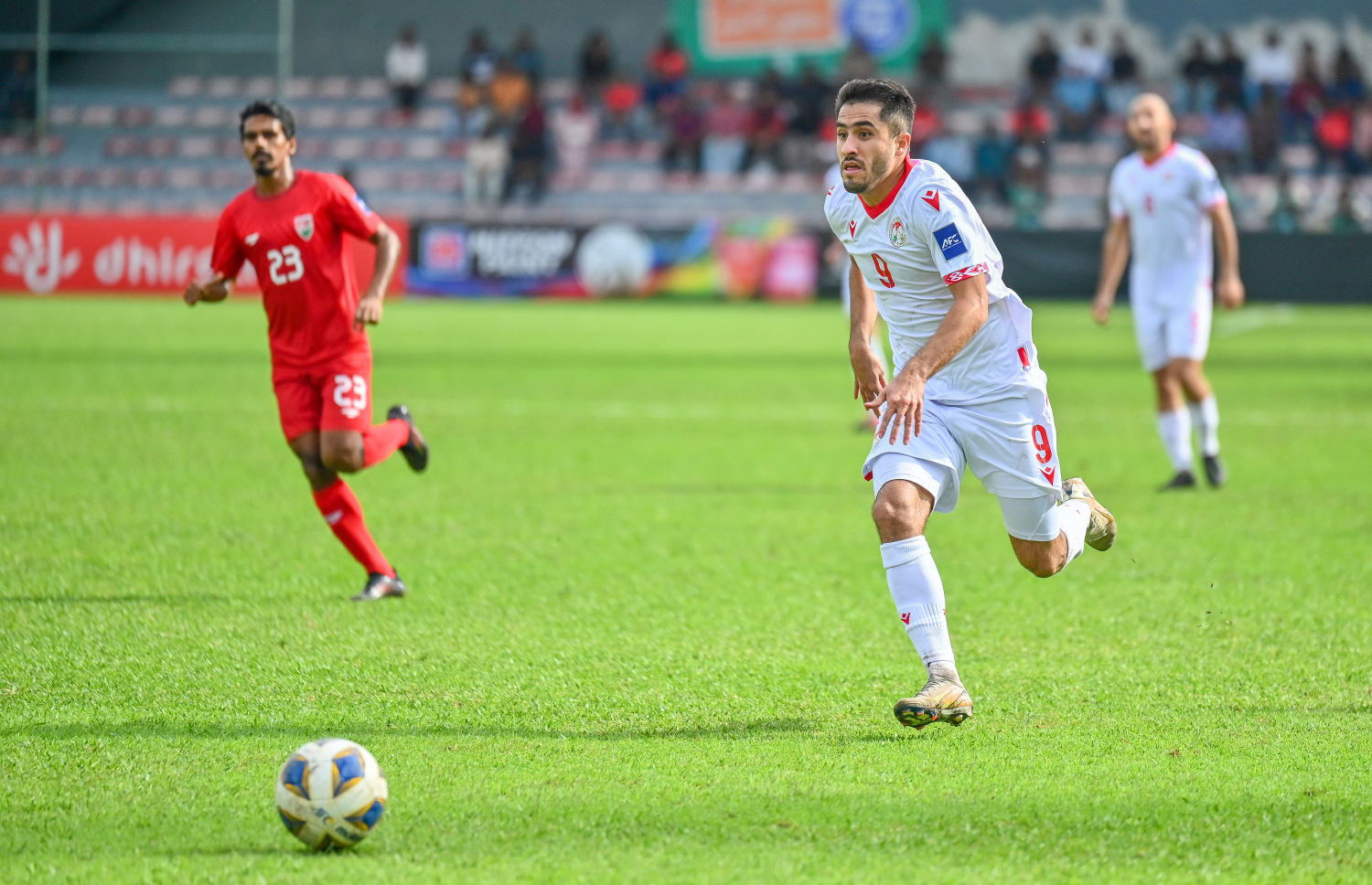 އޭޝިއަން ކަޕް ކޮލިފައިންގެ ދެވަނަ ލެގު މެޗުގައި ތަޖިކިސްތާން ޓީމް ކުޅުންތެރިޔާ ބޯޅަ ހިފައިގެން ކުރިއަށް ދަނީ --- މިހާރު ފޮޓޯ/ ފަޔާޒު މޫސާ