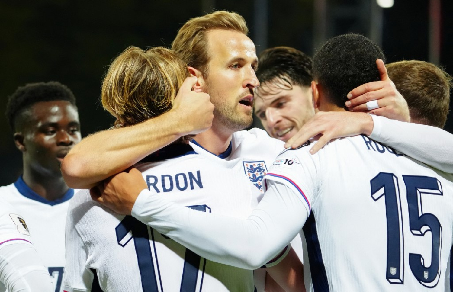 މެޗުގައި އިންގްލެންޑްގެ ގޯލަކަށް ފަހު ކުޅުންތެރިން އުފާފާލު ކުރަނީ. -- ފޮޓޯ: އޭއެފްޕީ