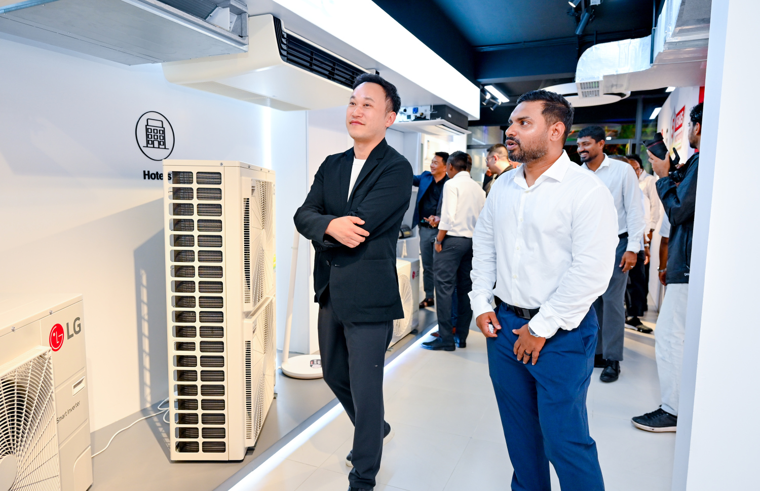 ސްރީލަންކާ އާއި ރާއްޖެއަށް އެލްޖީއިން ކަނޑައަޅާފައި ހުންނެވި އެމްޑީ ކީތް ޗަންގް އާއި ޕްރޯއޭސީގެ މެނޭޖިން ޑިރެކްޓަރު އިބްރާހިމް ނަޖާހު ފިިހާރަ ބައްލަވާ ލައްވަނީ.-- ފޮޓޯ: ނިޝާން އަލީ | މިހާރު