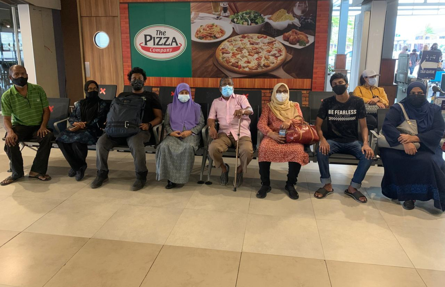 ސުވޭ، އޭނާގެ މަންމަ އާއި ބައްޕަ އަދި ބޭބެއާއި އާއިލާގެ ބައެއް މީހުންނާއެކު.