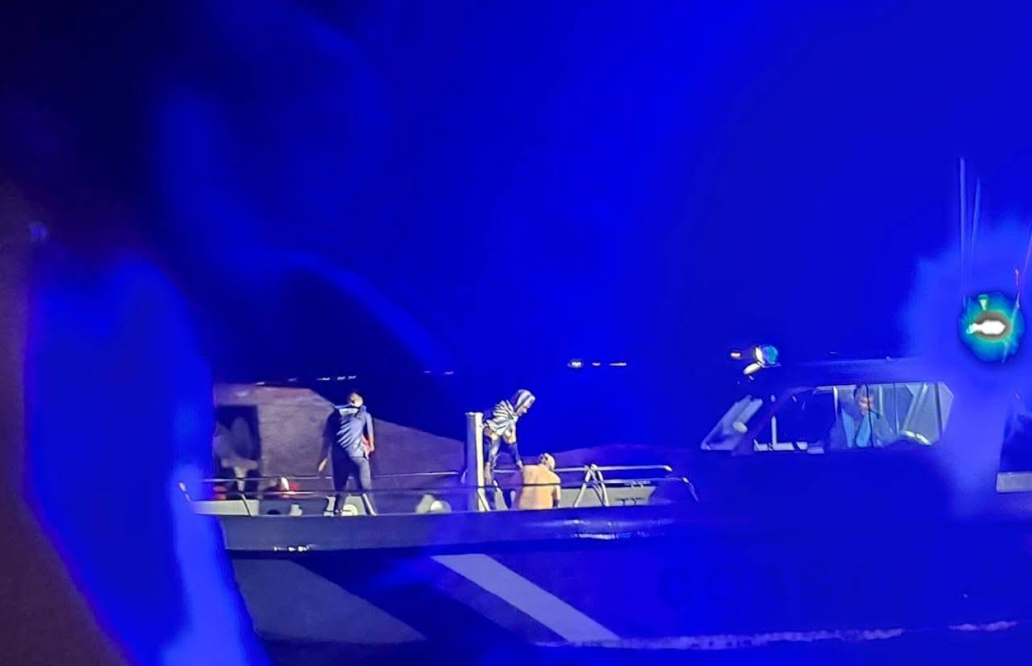 ބަންޑުން ޖަހާލައިފައި އޮތް ކޮޅުވެއްޓިން މީހުން ސަލާމަތްކުރަން ސިފައިން މަސަައްކަތްކުރަނީ. ފޮޓޯ: ޕޮލިސް