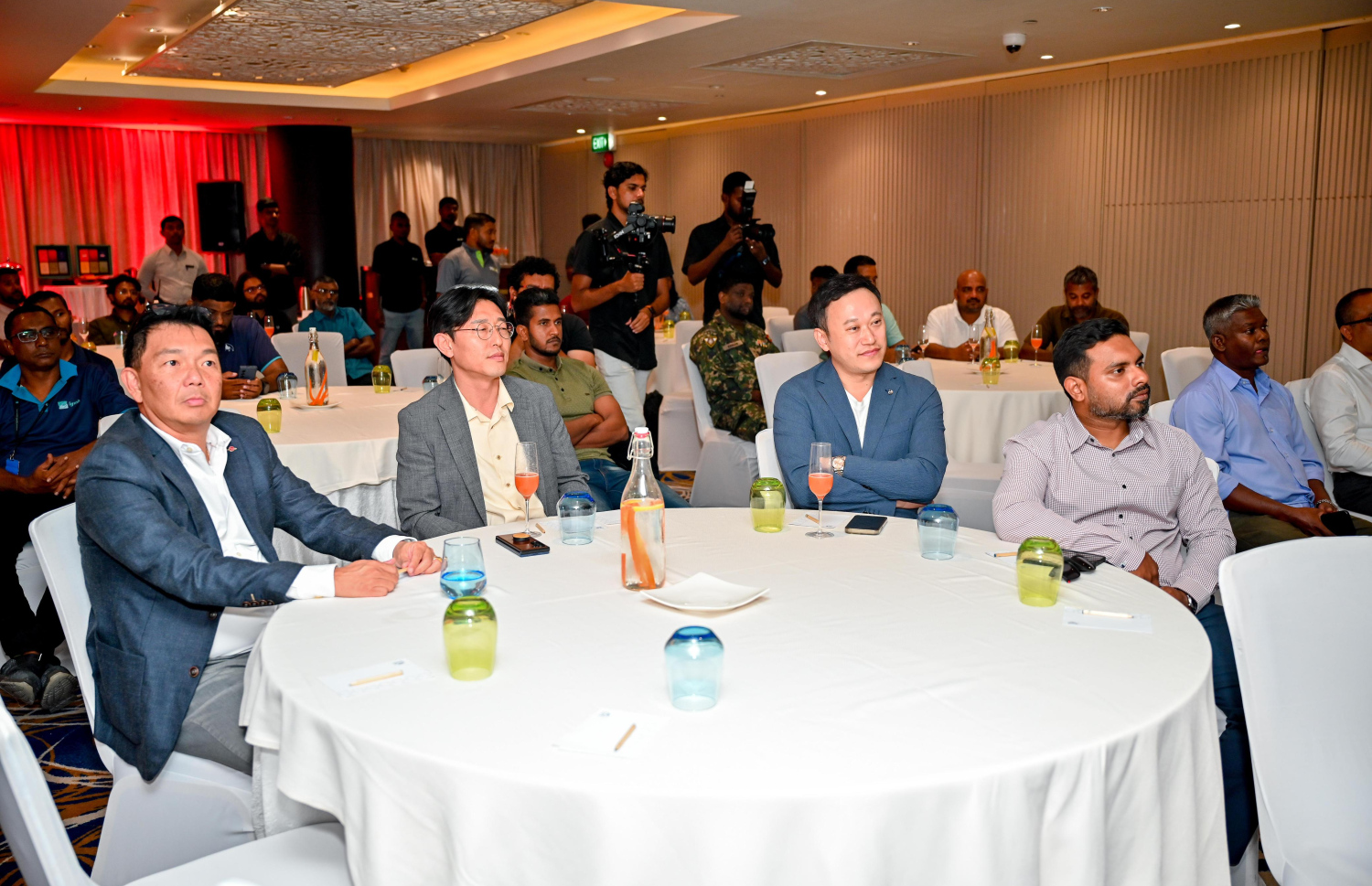 ޕްރޯ އޭސީގެ މެނޭޖިން ޑިރެކްޓަރު އިބްރާހިމް ނަޖާހު އާއި އެލްޖީގެ ބައެއް އިސްވެރިން. -- ފޮޓޯ: ނިޝާން އަލީ | މިހާރު