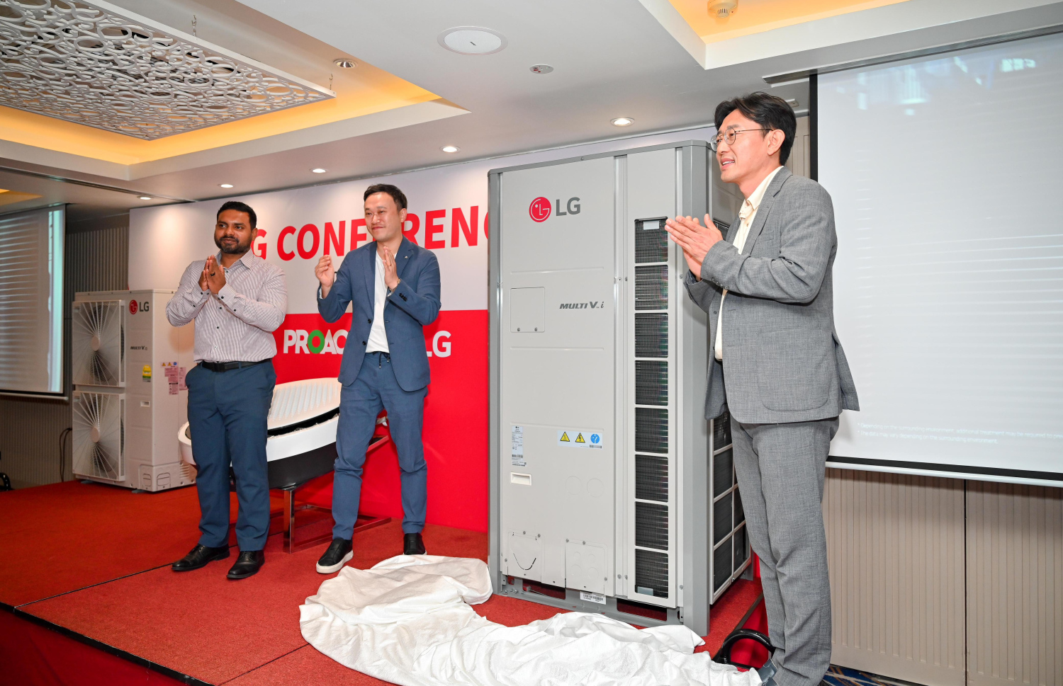 އެލްޖީ ކޮންފަރެންސްގައި މަލްޓި ވީ އައި އޭސީ ލޯންޗުކުރަނީ. -- ފޮޓޯ: ނިޝާން އަލީ | މިހާރު