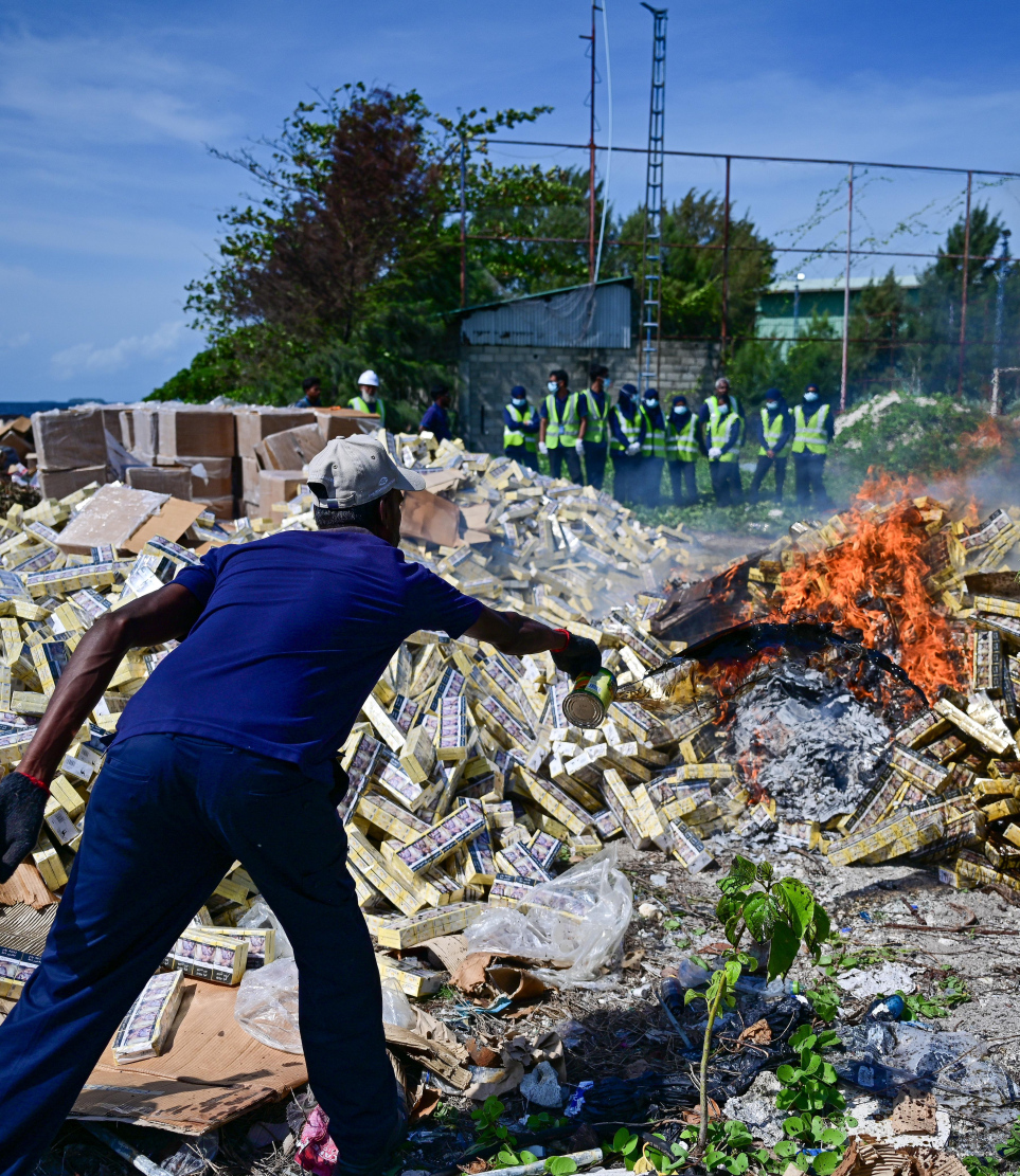 ކަސްޓަމްސްގެ ބެލުމުގެ ދަށުގައި ހުރި ސިނގިރޭޓު ކޭސްތައް ނައްތާލަނީ --- މިހާރު ފޮޓޯ/ފަޔާޒު މޫސާ