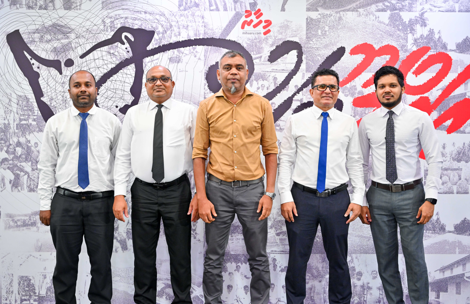 ރޭ ބޭއްވި "މިހާރު" އައްޑޫ ބަހުސްގައި ބައިވެރިވެވަޑައިގަތް އަހުމަދު ޝަރީފް (ސައިރިކްސް ޝަރީފް) އާއި އައްޑޫ ސިޓީ ކައުންސިލްގެ ސެކްރެޓަރީ ޖެނެރަލް އިމާދު ސޯލިހާއި އޮލިމްޕިކް ކޮމިޓީގެ ކުރީގެ ސެކްރެޓަރީ ޖެނެރަލް އަހުމަދު މަރްޒޫގް (މަރޭ) އަދި ހުޅުމީދޫގެ ކުރީގެ ކައުންސިލްގެ މެމްބަރު އަލީ މުހައްމަދު --- މިހާރު ފޮޓޯ/ނިޝާން އަލީ