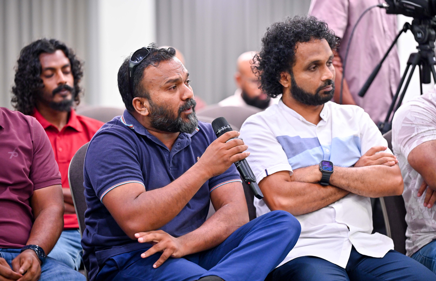 ރޭ ބޭއްވި "މިހާރު" އައްޑޫ ބަހުސްގައި އާންމުންގެ މީހަކު މީހަކު ސުވާލު ކުރަނީ --- މިހާރު ފޮޓޯ/ނިޝާން އަލީ