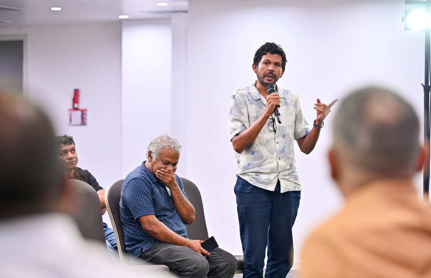 ރޭ ބޭއްވި "މިހާރު" އައްޑޫ ބަހުސްގައި ރައްޔިތުންގެ މަޖިލީހުގެ އުނގޫފާރު ދާއިރާގެ ކުރީގެ މެމްބަރު މުހައްމަދު ވަހީދު ސުވާލު ކުރައްވަނީ --- މިހާރު ފޮޓޯ/ނިޝާން އަލީ