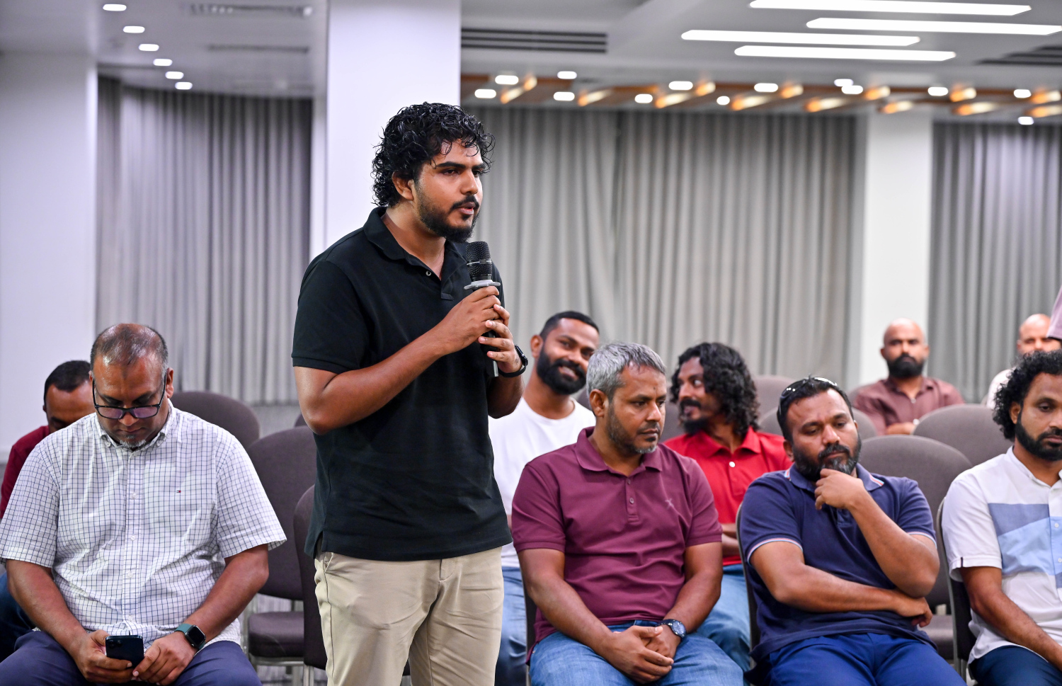 ރޭ ބޭއްވި "މިހާރު" އައްޑޫ ބަހުސްގައި ރައްޔިތުންގެ މަޖިލީހުގެ ހިތަދޫ މެދު ދާއިރާގެ މެމްބަރު އަހްމަދު އަޒާން މަރުޒޫގް ސުވާލު ކުރައްވަނީ --- މިހާރު ފޮޓޯ/ނިޝާން އަލީ