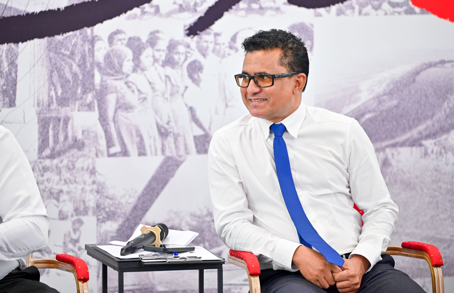 ރޭ ބޭއްވި "މިހާރު" އައްޑޫ ބަހުސްގައި އަހުމަދު ޝަރީފް (ސައިރިކްސް ޝަރީފް) ބައިވެރިވެވަޑައިގަންނަވަނީ --- މިހާރު ފޮޓޯ/ނިޝާން އަލީ