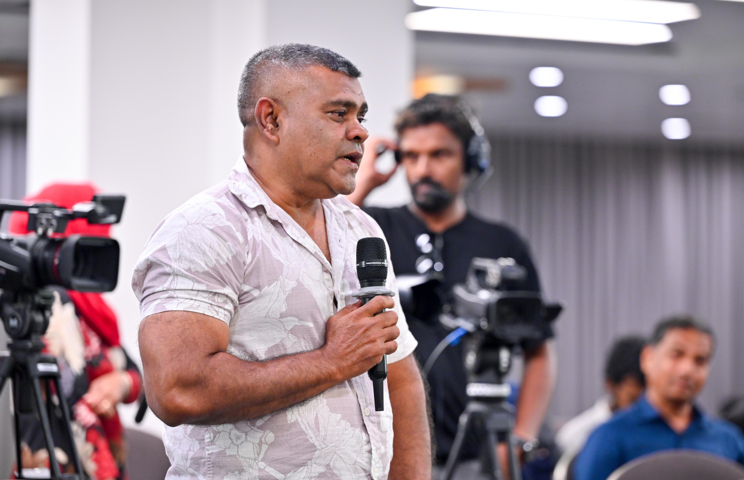 ރޭ ބޭއްވި "މިހާރު" އައްޑޫ ބަހުސްގައި އާންމުންގެ މީހަކު ސުވާލު ކުރަނީ --- މިހާރު ފޮޓޯ/ނިޝާން އަލީ