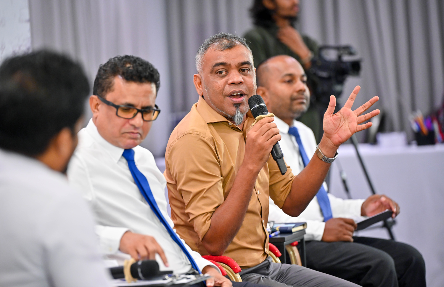 ރޭ ބޭއްވި "މިހާރު" އައްޑޫ ބަހުސްގައި މޯލްޑިވްސް އޮލިމްޕިކް ކޮމިޓީގެ ކުރީގެ ސެކްރެޓަރީ ޖެނެރަލް އަހުމަދު މަރްޒޫގް (މަރޭ) ވާހަކަ ދައްކަވަނީ --- މިހާރު ފޮޓޯ/ނިޝާން އަލީ