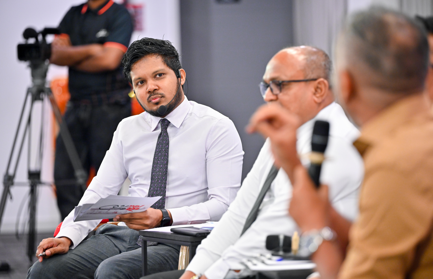 ރޭ ބޭއްވި "މިހާރު" އައްޑޫ ބަހުސްގެ މޮޑެރޭޓަރު އަދި ކުރީގެ ޓީވީ ޕްރެޒެންޓަރު ހަސަން ޒިޔާއު --- މިހާރު ފޮޓޯ/ނިޝާން އަލީ