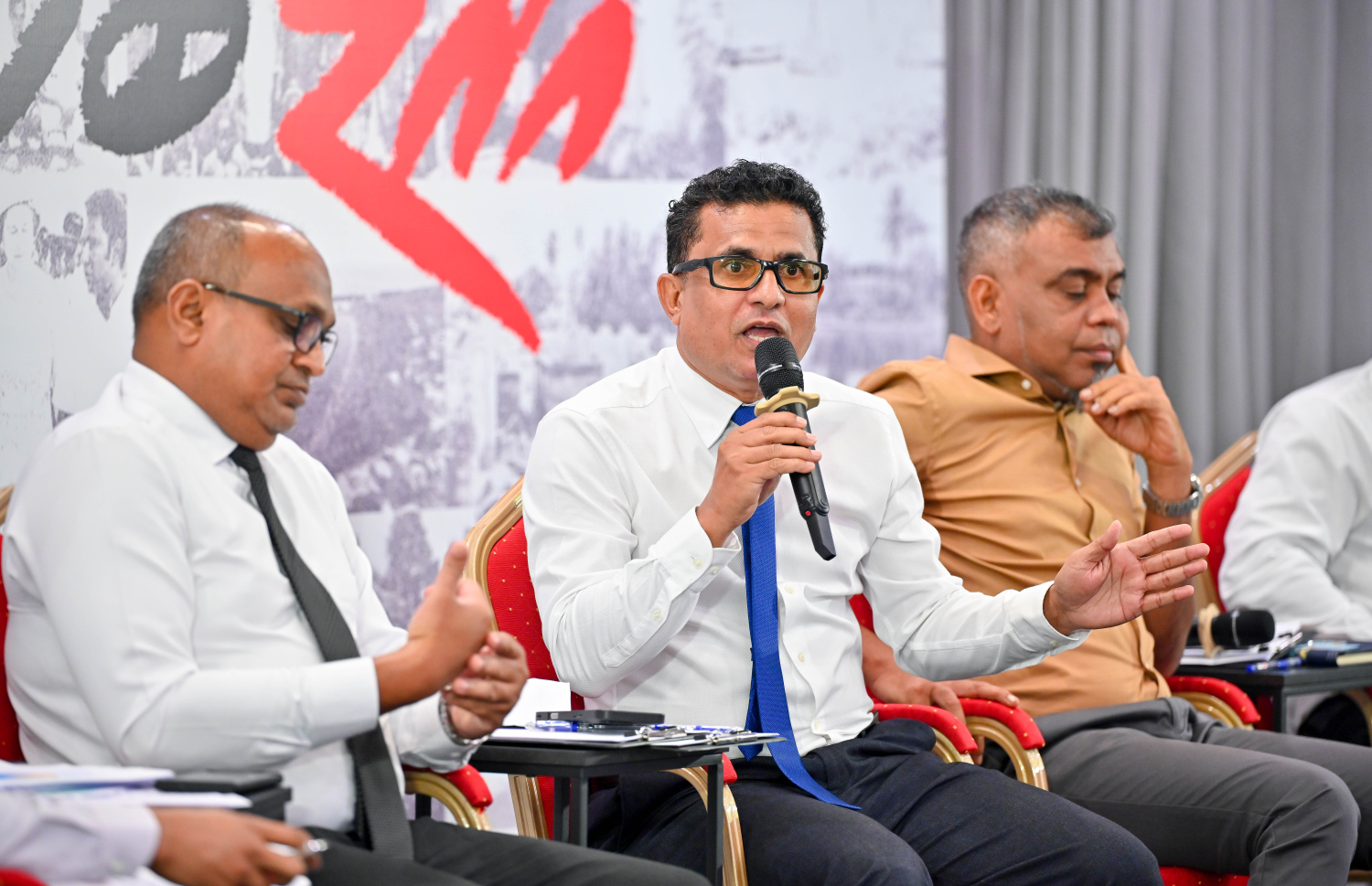 ރޭ ބޭއްވި "މިހާރު" އައްޑޫ ބަހުސްގައި އަހުމަދު ޝަރީފް (ސައިރިކްސް ޝަރީފް) ވާހަކަ ދައްކަވަނީ --- މިހާރު ފޮޓޯ/ނިޝާން އަލީ