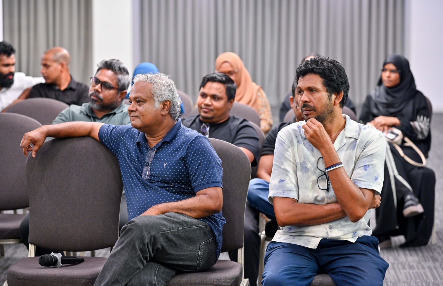 ރޭ ބޭއްވި "މިހާރު" އައްޑޫ ބަހުސްގައި ރައްޔިތުންގެ މަޖިލީހުގެ ކުރީގެ ބައެއް މެމްބަރުން ބައިވެރިވެ ވަޑައިގަންނަވަނީ --- މިހާރު ފޮޓޯ/ނިޝާން އަލީ