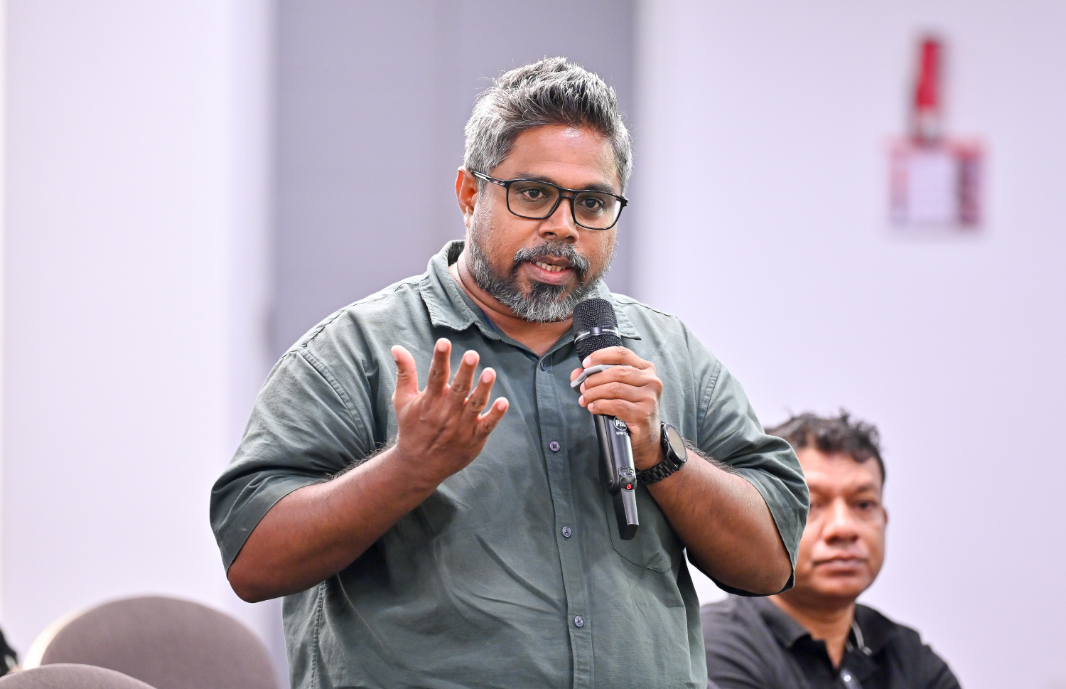 ރޭ ބޭއްވި "މިހާރު" އައްޑޫ ބަހުސްގައި އާންމުންގެ މީހަކު ސުވާލު ކުރަނީ --- މިހާރު ފޮޓޯ/ނިޝާން އަލީ