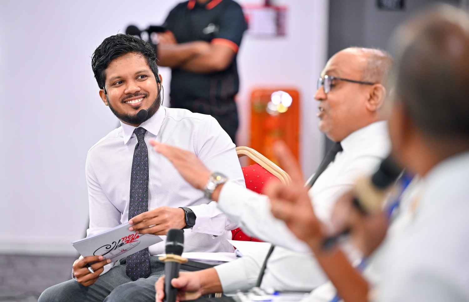 ރޭ ބޭއްވި "މިހާރު" އައްޑޫ ބަހުސްގެ މޮޑެރޭޓަރު އަދި ކުރީގެ ޓީވީ ޕްރެޒެންޓަރު ހަސަން ޒިޔާއު --- މިހާރު ފޮޓޯ/ނިޝާން އަލީ