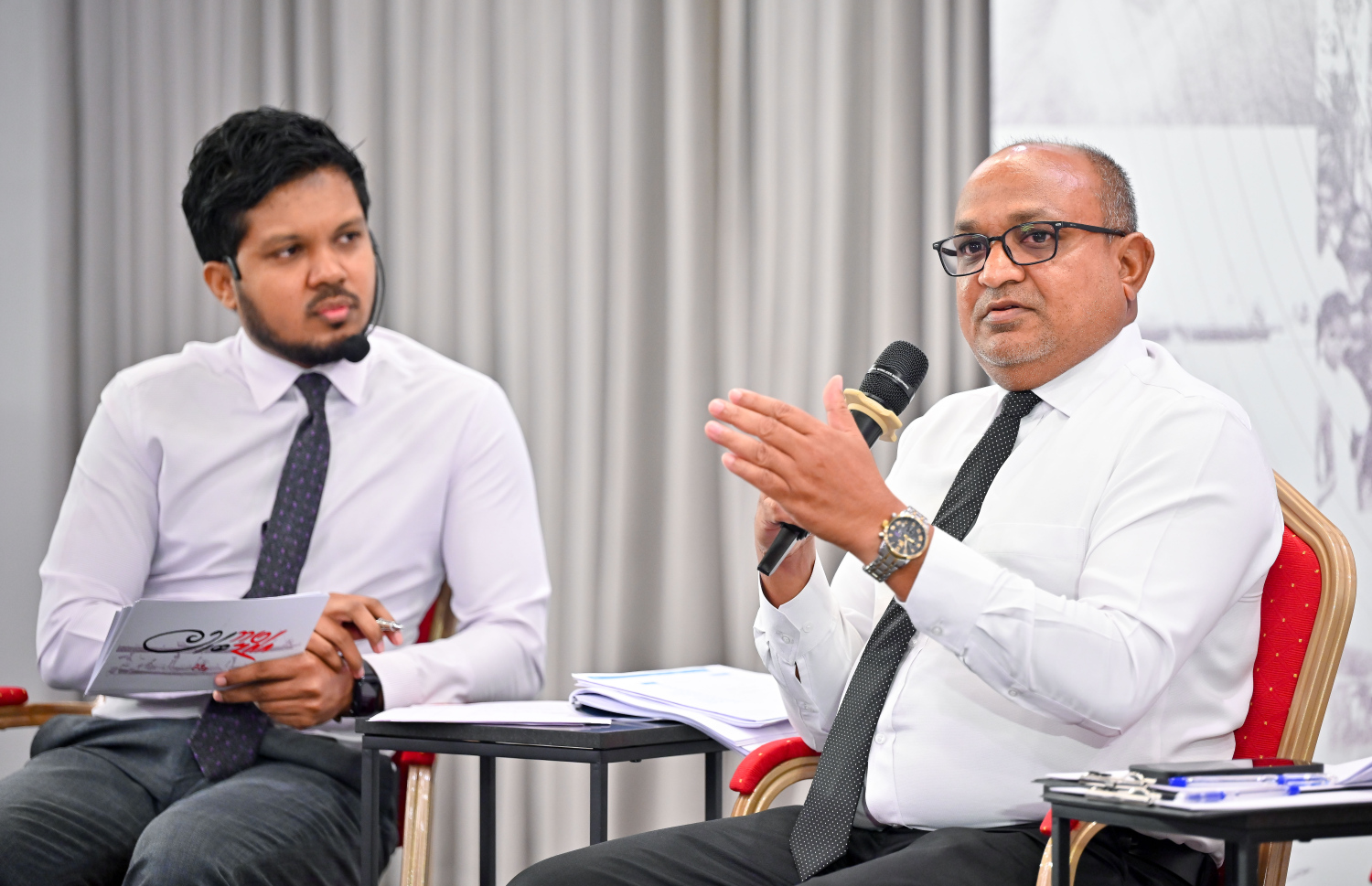 ރޭ ބޭއްވި "މިހާރު" އައްޑޫ ބަހުސްގައި އައްޑޫ ސިޓީ ކައުންސިލްގެ ސެކްރެޓަރީ ޖެނެރަލް އިމާދު ސޯލިހް ވާހަކަ ދައްކަވަނީ --- މިހާރު ފޮޓޯ/ނިޝާން އަލީ