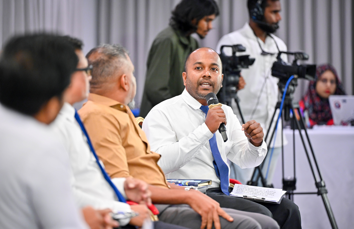 ރޭ ބޭއްވި "މިހާރު" އައްޑޫ ބަހުސްގައި ހުޅުމީދޫގެ ކުރީގެ ކައުންސިލް މެމްބަރު އަލީ މުހައްމަދު ވާހަކަ ދައްކަވަނީ --- މިހާރު ފޮޓޯ/ނިޝާން އަލީ