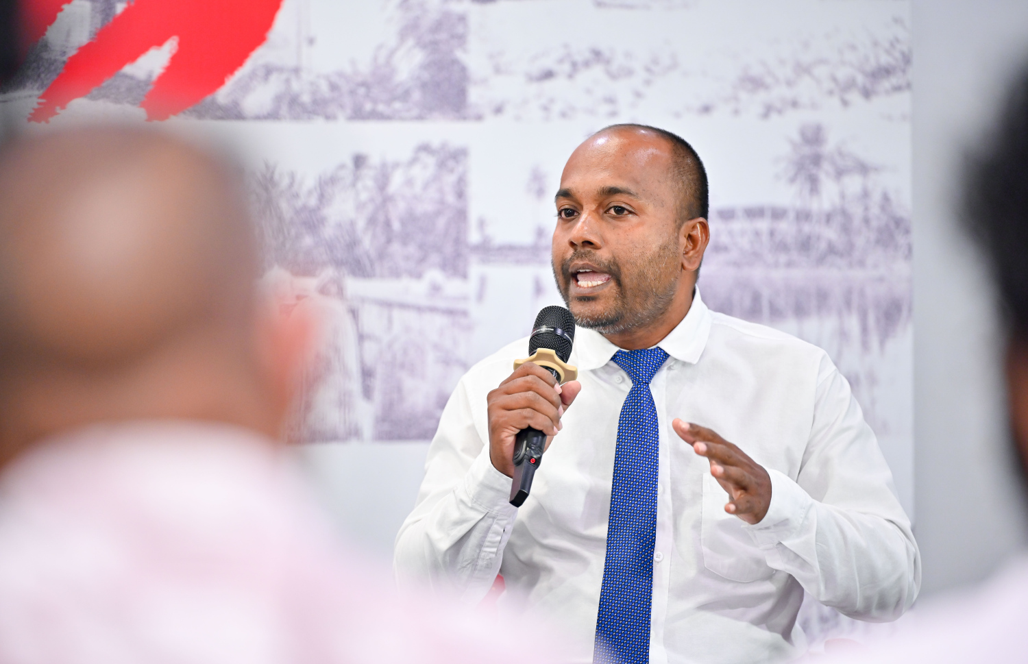 ރޭ ބޭއްވި "މިހާރު" އައްޑޫ ބަހުސްގައި ހުޅުމީދޫގެ ކުރީގެ ކައުންސިލް މެމްބަރު އަލީ މުހައްމަދު ވާހަކަ ދައްކަވަނީ --- މިހާރު ފޮޓޯ/ނިޝާން އަލީ