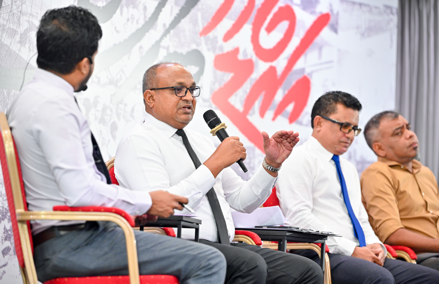 ރޭ ބޭއްވި "މިހާރު" އައްޑޫ ބަހުސްގައި އައްޑޫ ސިޓީ ކައުންސިލްގެ ސެކްރެޓަރީ ޖެނެރަލް އިމާދު ސޯލިހް ވާހަކަ ދައްކަވަނީ --- މިހާރު ފޮޓޯ/ނިޝާން އަލީ