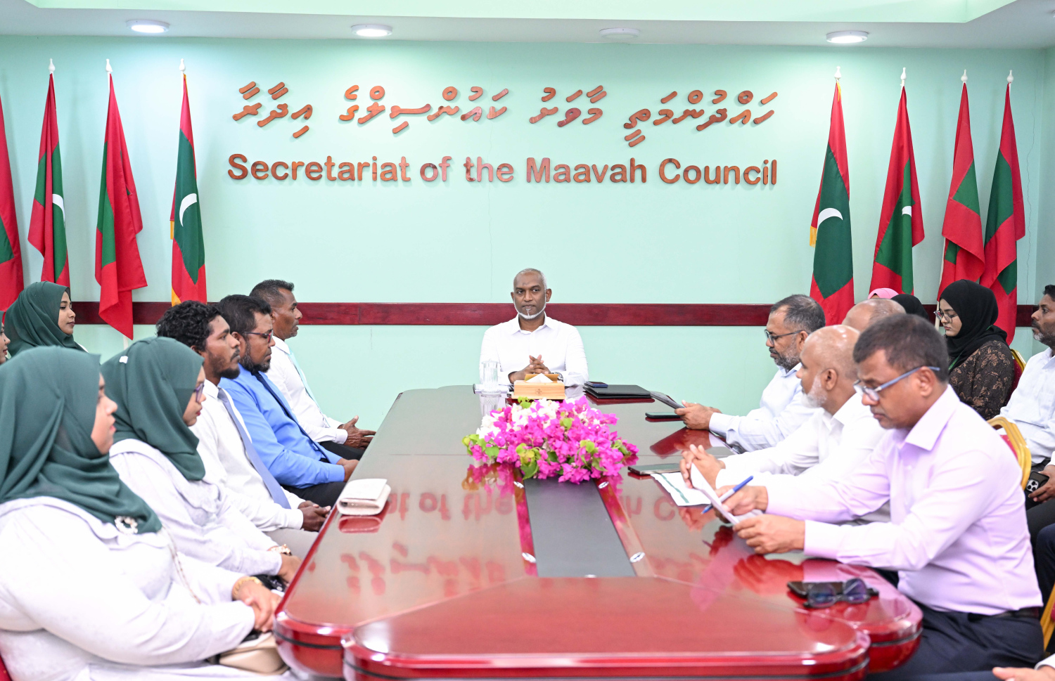 ރައީސް ޑރ. މުހައްމަދު މުއިއްޒު ލ. އަތޮޅަށް ކުރައްވަމުން ގެންދަވާ ދަތުރުފުޅުގައި ލ. މާވަށު ކައުންސިލުގެ ބޭފުޅުންނާ ބައްދަލުކުރައްވަނީ.-- ފޮޓޯ: ރައީސް އޮފީސް