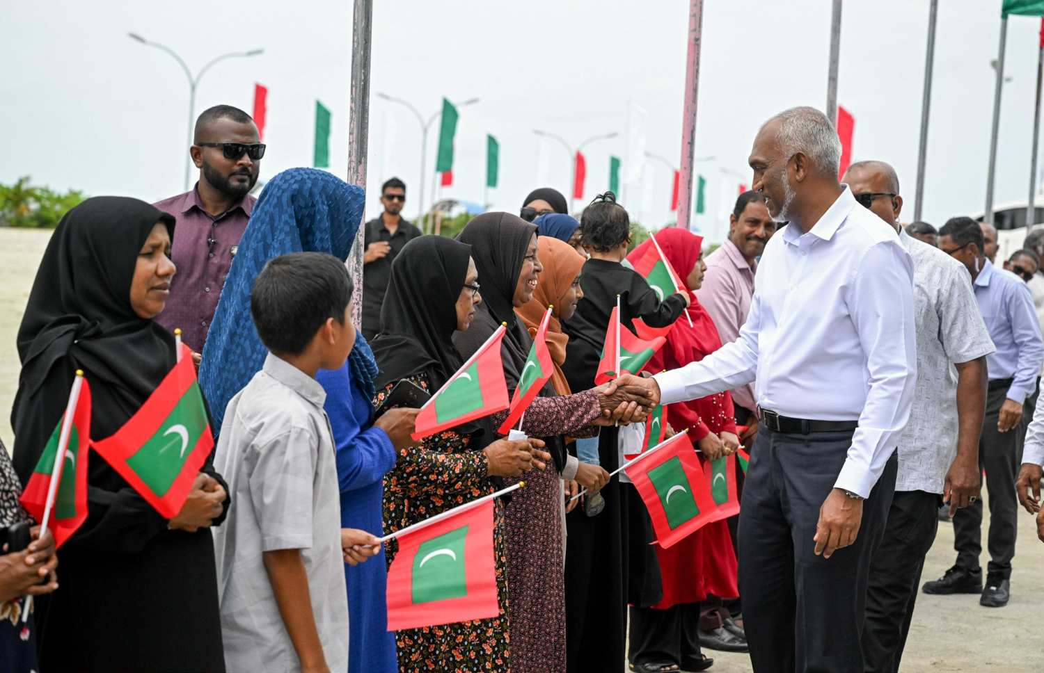 ލ. ހިތަދޫއަށް ރައީސް ޑރ. މުހައްމަދު މުއިއްޒަށް ވަޑައިގަތުމުން މަރުހަބާ ދަންނަވަނީ --- ފޮޓޯ/ރައީސް އޮފީސް