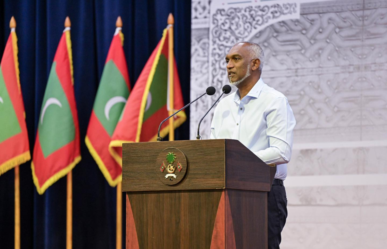 ރައީސް މުއިއްޒު ފޮނަދޫގެ ރައްޔިތުންނާ ބައްދަލުކުރައްވައި ރޭ ވާހަކަފުޅު ދައްކަވަނީ.---ފޮޓޯ: ރައީސް އޮފީސް