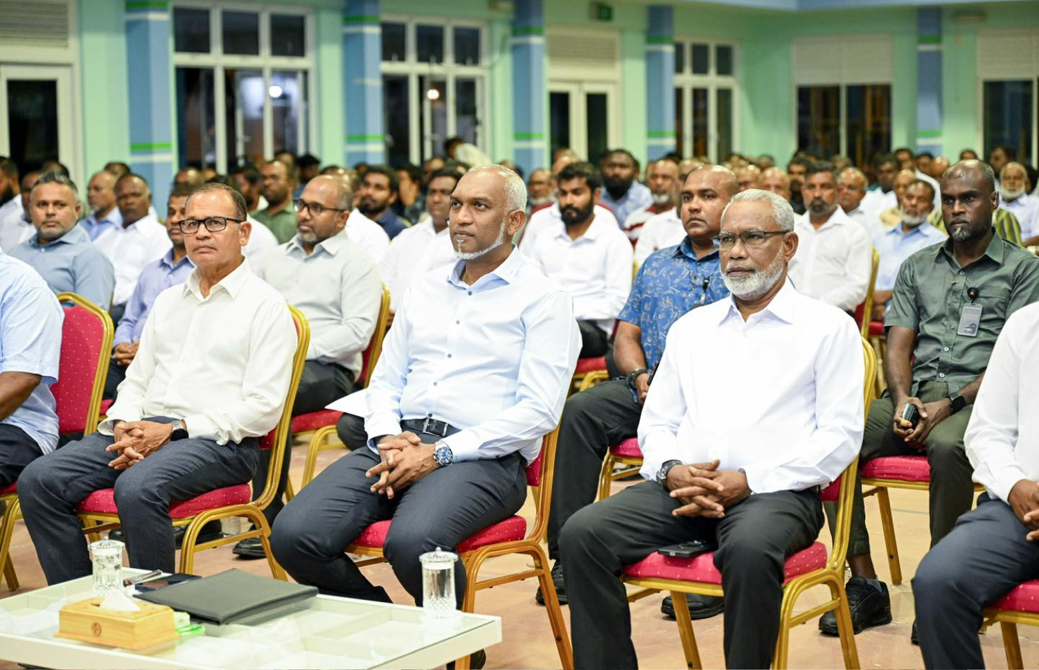 ލ. ފޮނަދޫގައި ކުރިން ބޭއްވި ޖަލްސާއެއްގައި ރައްޔިތުންގެ މަޖިލީހުގެ ރައީސް އަބްދުއްރަހީމް އަބްދުﷲ (ކ) ރައީސް ޑރ. މުހައްމަދު މުއިއްޒު އަރިހުގައި. -- ފޮޓޯ: ރައީސް އޮފީސް