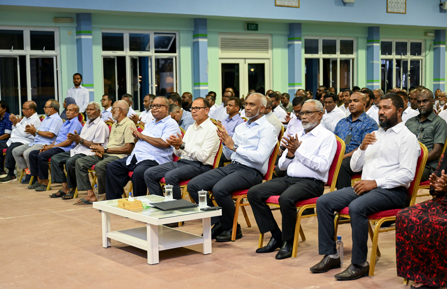 ފޮނަދޫގެ ރައްޔިތުންނާ ރައީސް މުއިއްޒު ބައްދަލުކުރައްވަން ރޭ ބޭއްވި ޖަލްސާގައި އެ މަނިކުފާނާއި ފޮނަދޫ ދާއިރާގެ މެމްބަރު އަބްދުއްރަހީމް އަދި އެހެން ބައެއް ވެރިންނާއި އެ ރަށުގެ ރައްޔިތުން ބައިވެރިވަނީ.---ފޮޓޯ: ރައީސް އޮފީސް