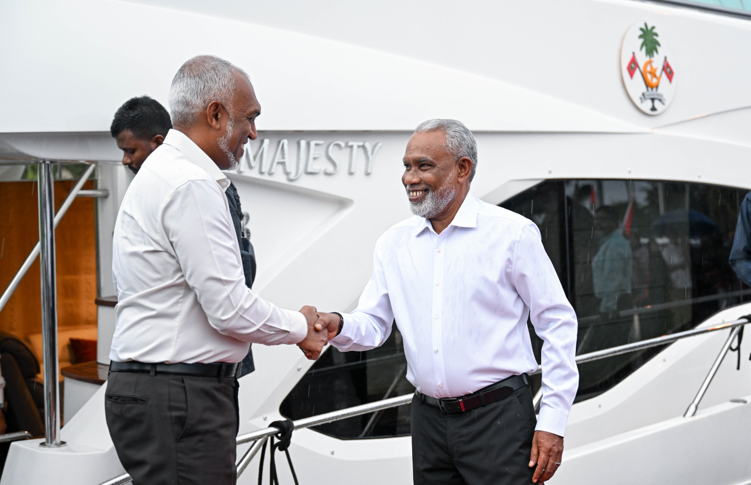 ރައީސް މުއިއްޒާއި ރައްޔިތުންގެ މަޖިލިހުގެ ރައީސް އަބްދުއްރަހީމް ސަލާން ކުރައްވަނީ.---ފޮޓޯ: ރައީސް އޮފީސް