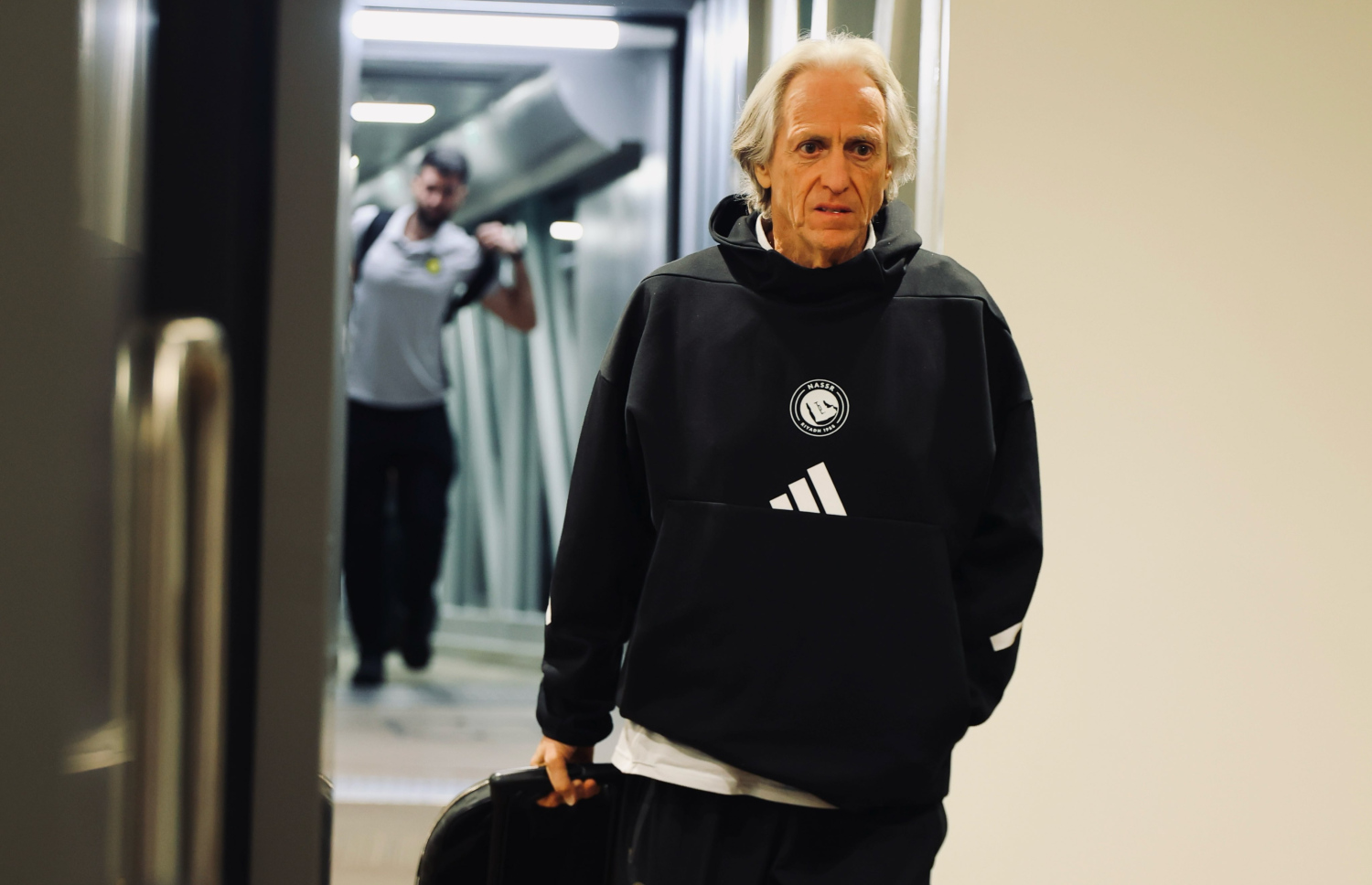 ނަސްރުގެ ކޯޗު ޖޯޖް ޖީސަސް ބޯޓަށް އަރަނީ.