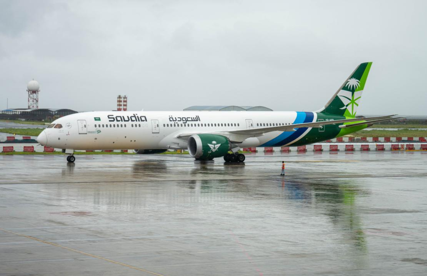 ސައޫދީގެ ގައުމީ އެއާލައިން ސައުދިއާ ވީއައިއޭގެ އާ ޓާމިނަލް ކައިރި އަށް އިއްޔެ ކައިރި ކުރަނީ.---ފޮޓޯ: އެމްއޭސީއެލް