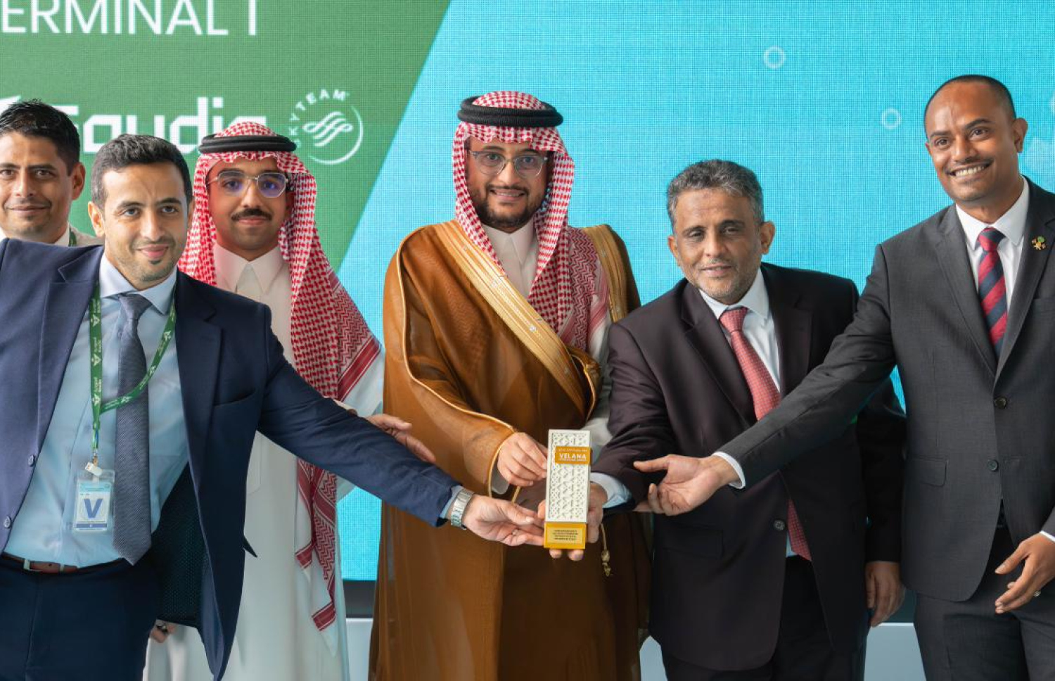 ސައޫދީގެ ގައުމީ އެއާލައިން ސައުދިއާގެ ހިދުމަތް ވީއައިއޭގެ އާ ޓާމިނަލްގައި ފެށުމަށް އިއްޔެ ބޭއްވި ރަސްމިއްޔާތުގައި، ރާއްޖޭގައި ހުންނަވާ އެ ގައުމުގެ ސަފީރު ޔަހްޔާ ހަސަން އަލް ގަހުތާނީ (މ) އާއި ސައޫދީ އެއާލައިންގެ ބައެއް އޮފިޝަލުން ބައިވެރިވެވަޑައިގަންނަވަނީ---ފޮޓޯ: އެމްއޭސީއެލް