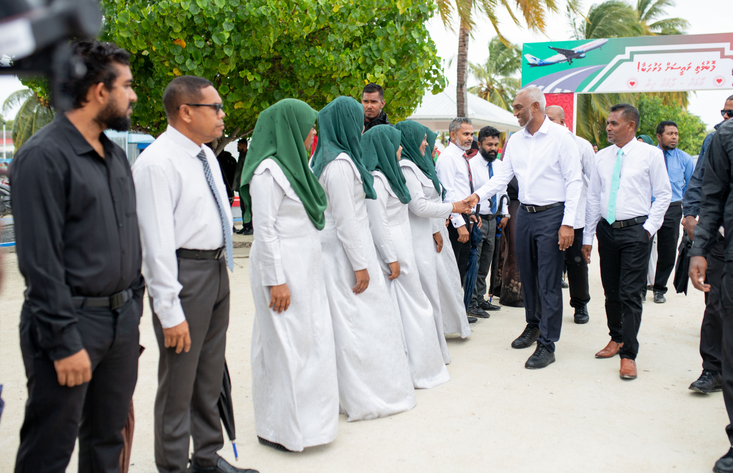 ރައިސް މުއިއްޒު ލ. މާވަށަށް ވަޑައިގަތުމުން އެ ރަށުން އެމަނިކުފާނަށް މަރުހަބާ ދަންނަވަނީ --- ފޮޓޯ/ރައީސް އޮފީސް