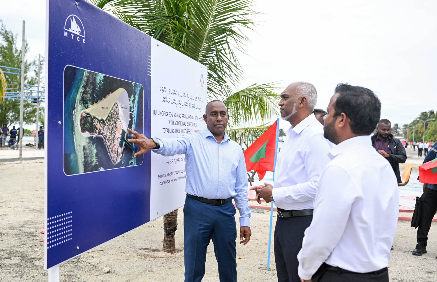 ލ. މާވަށުގެ ގޮނޑުދޮށް ހިމާޔަތް ކުރުމުގެ މަޝްރޫއުގެ މަސައްކަތް ފެށުމުގެ ރަސްމިއްޔާތުގައި ރައީސް ބައިވެރިވެވަޑައިގަންނަވަނީ --- ފޮޓޯ/ރައީސް އޮފީސް