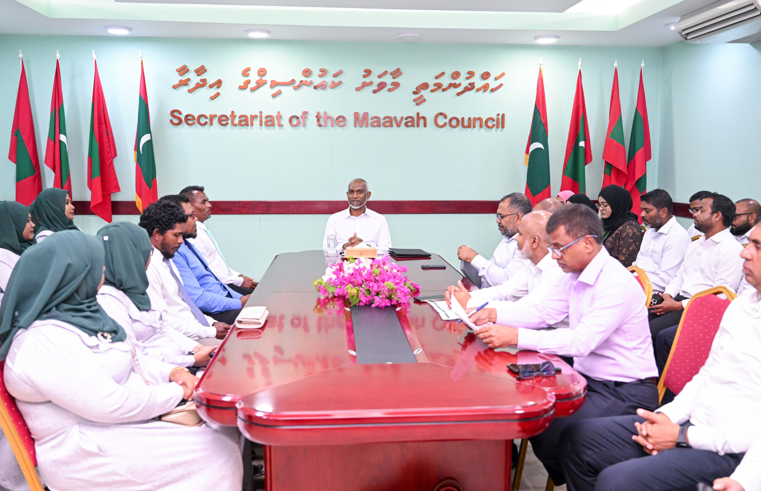 ލ. މާވަށުގެ ރަށު ކައުންސިލާއި އަންހެނުންގެ ތަރައްގީއަށް މަސައްކަތްކުރާ ކޮމިޓީއާ ރައީސް ބައްދަލު ކުރައްވަނީ --- ފޮޓޯ/ރައީސް އޮފީސް