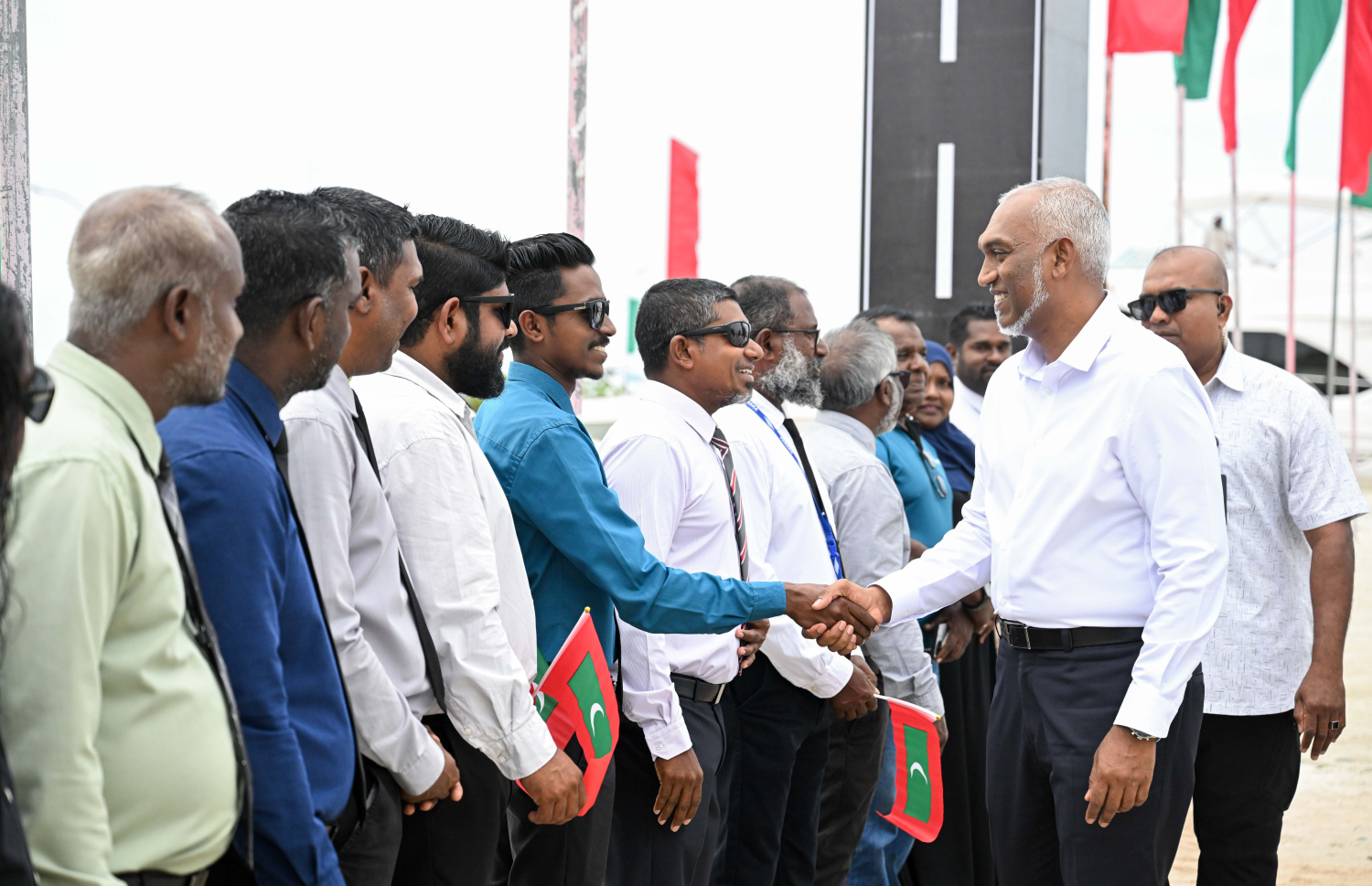 ރައިސް މުއިއްޒު ލ. ހިތަދޫއަށް ވަޑައިގަތުމުން އެ ރަށުން އެމަނިކުފާނަށް މަރުހަބާ ދަންނަވަނީ --- ފޮޓޯ/ރައީސް އޮފީސް