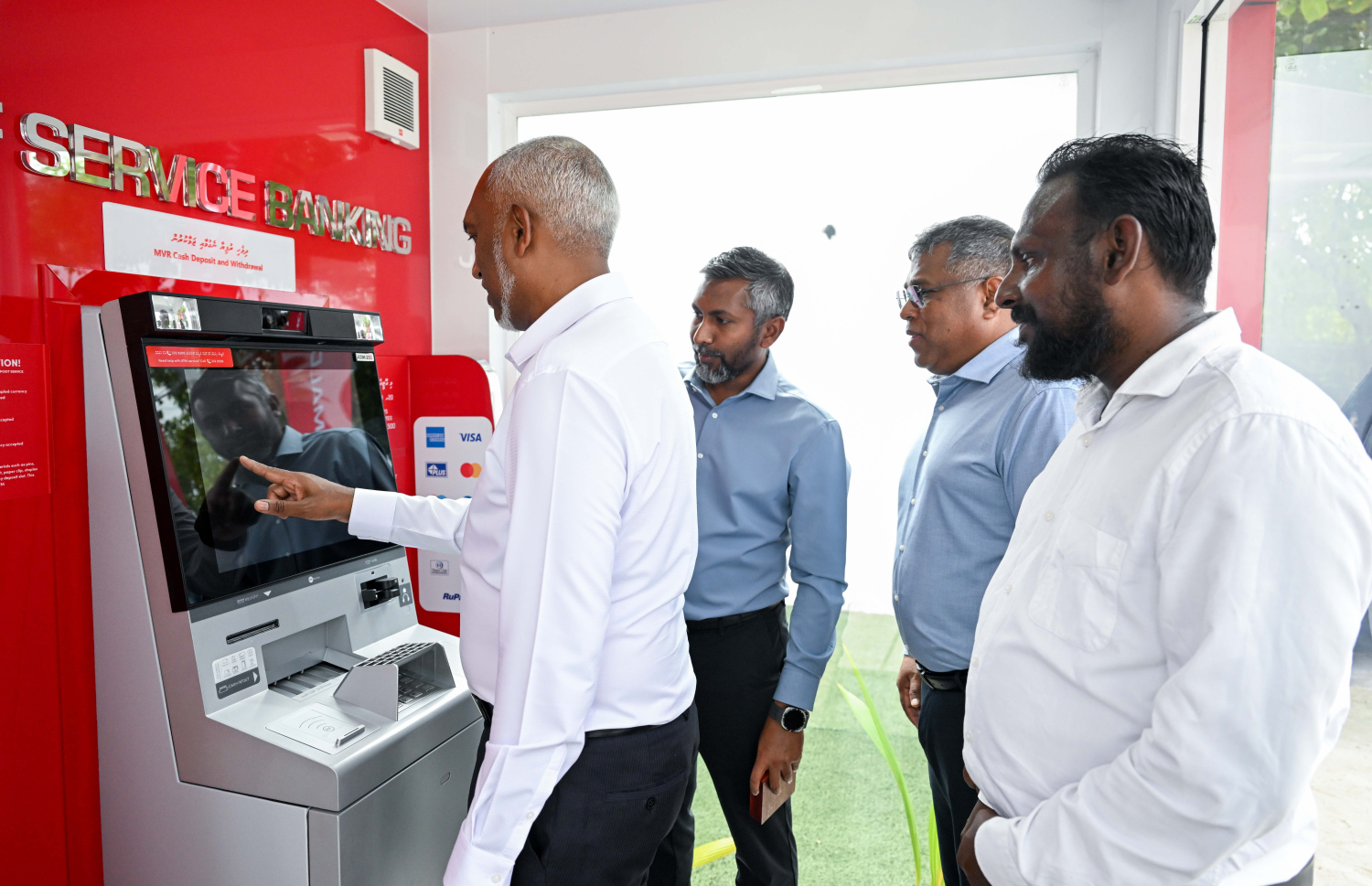 ލ. ހިތަދޫގައި ބޭންކް އޮފް މޯލްޑިވްސްގެ އޭޓީއެމްއެއް ރައީސް ހުޅުއްވައިދެއްވަނީ --- ފޮޓޯ/ރައީސް އޮފީސް