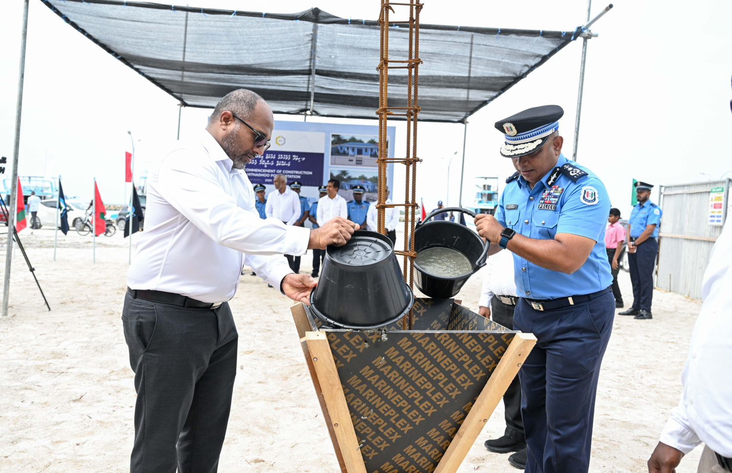 ލ. ހިތަދޫގައި އިމާރާތްކުރާ ޕޮލިސް ސްޓޭޝަންގެ އަމަލީ މަސައްކަތް ކޮމިޝަނާ އޮފް ޕޮލިސް އިސްމާއިލް ނަވީނާއި ހޯމް ލޭންޑް ސެކިއުރިޓީ މިނިސްޓަރު އަލީ އިހުސާން ފައްޓަވައިދެއްވަނީ --- ފޮޓޯ/ރައީސް އޮފީސް